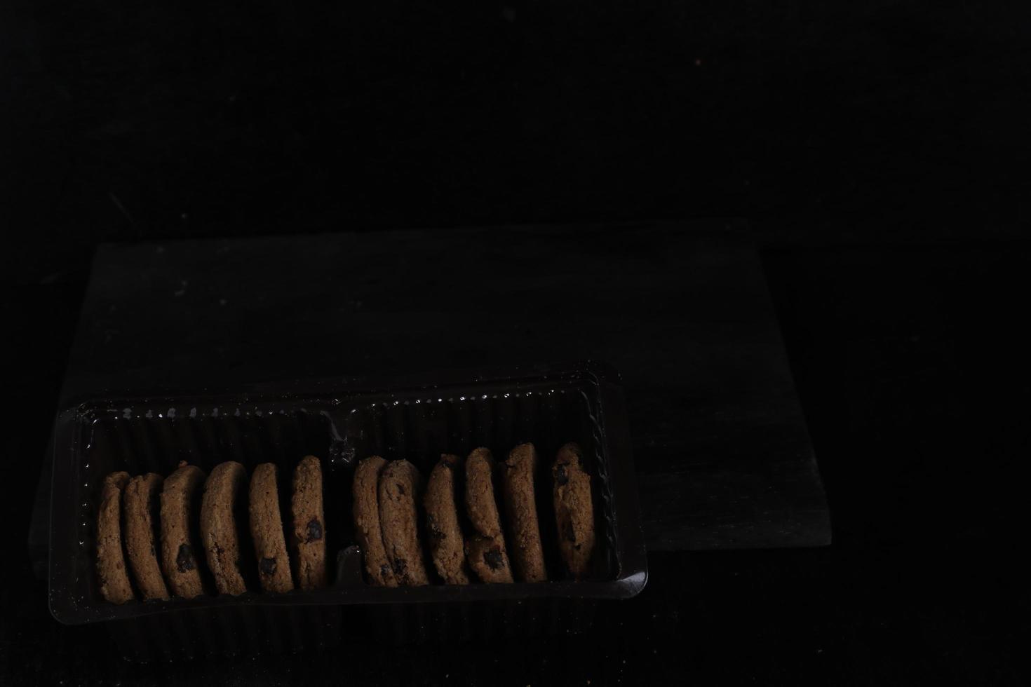 choklad chip småkakor på svart bakgrund foto