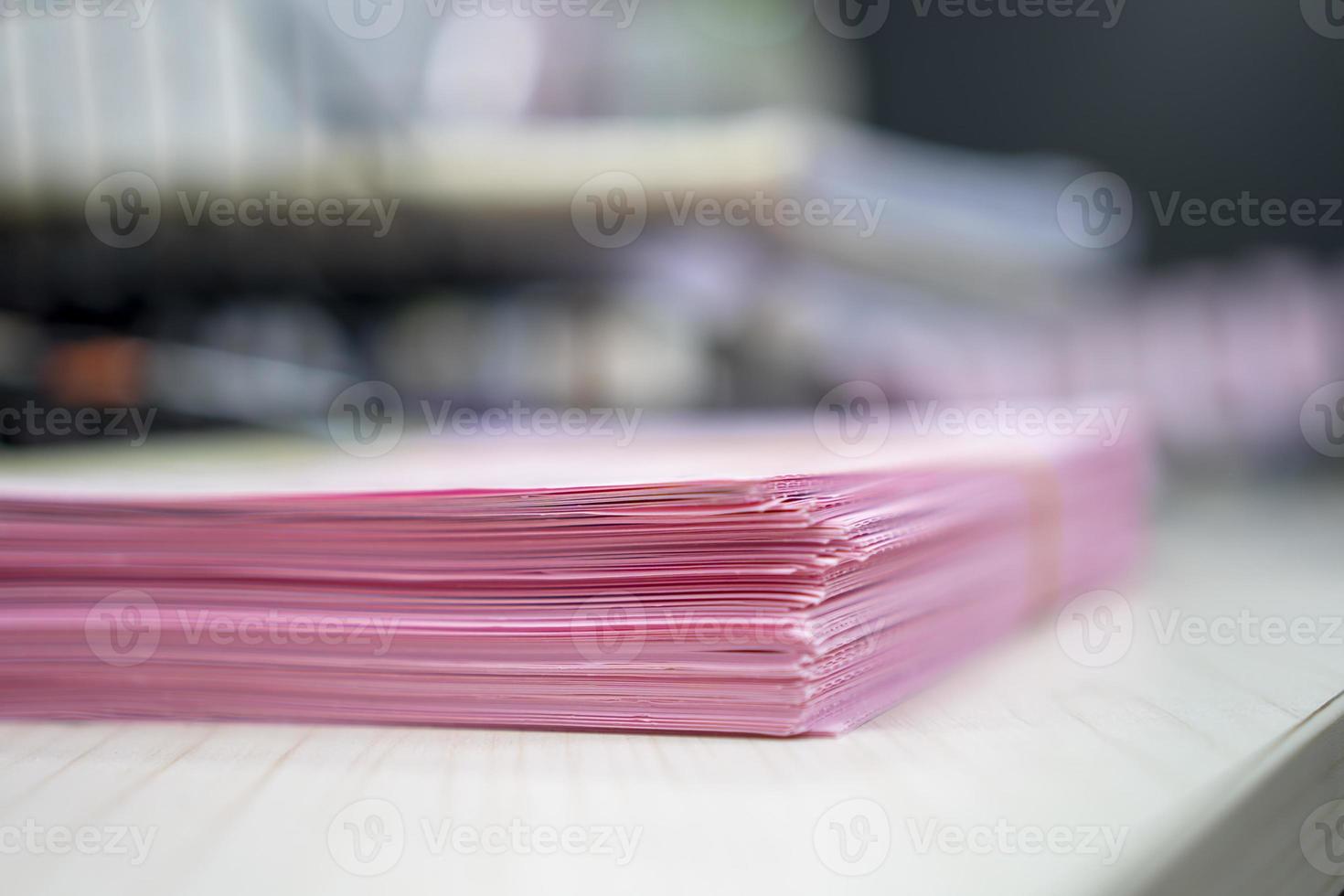 stack av papper ark, dokumentera, många jobb väntar till vara Gjort på de tabell, upptagen begrepp foto
