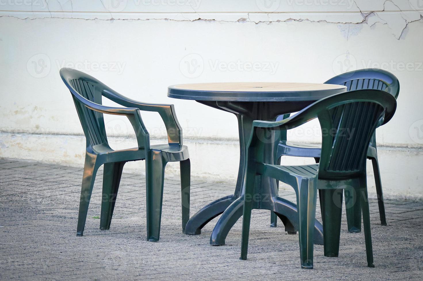 uppsättning av Balck trädgård möbel stolar och tabell på asfalterad gård mala utomhus foto