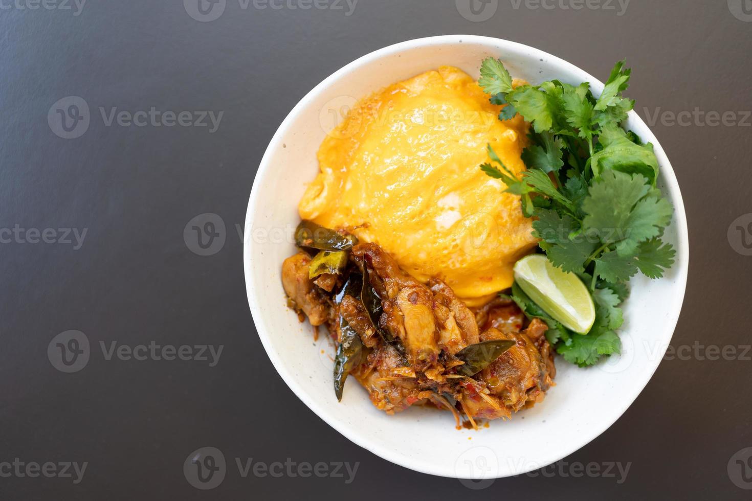 omelett på topp strömning ris eras med tom mums. foto