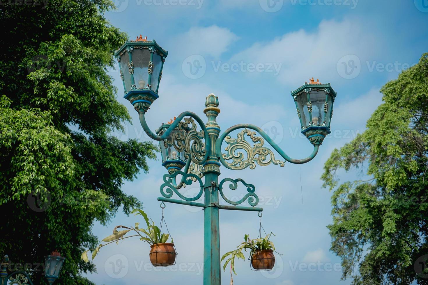 antik lampa på malioboro gata yogyakarta, en mycket ikoniska gata lampa, längs malioboro gata, yogyakarta stad Indonesien. foto