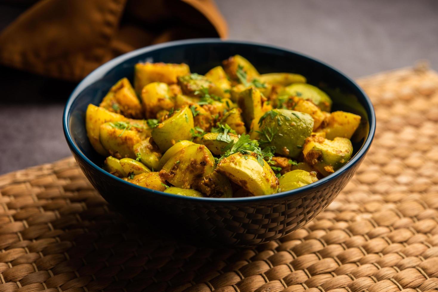 indisk stil tinda eller tinde ki sabzi också kallad indisk squash, runda melon, indisk runda kalebass eller indisk bebis pumpa, fylld, Vispa friterad torr eller curry recept foto