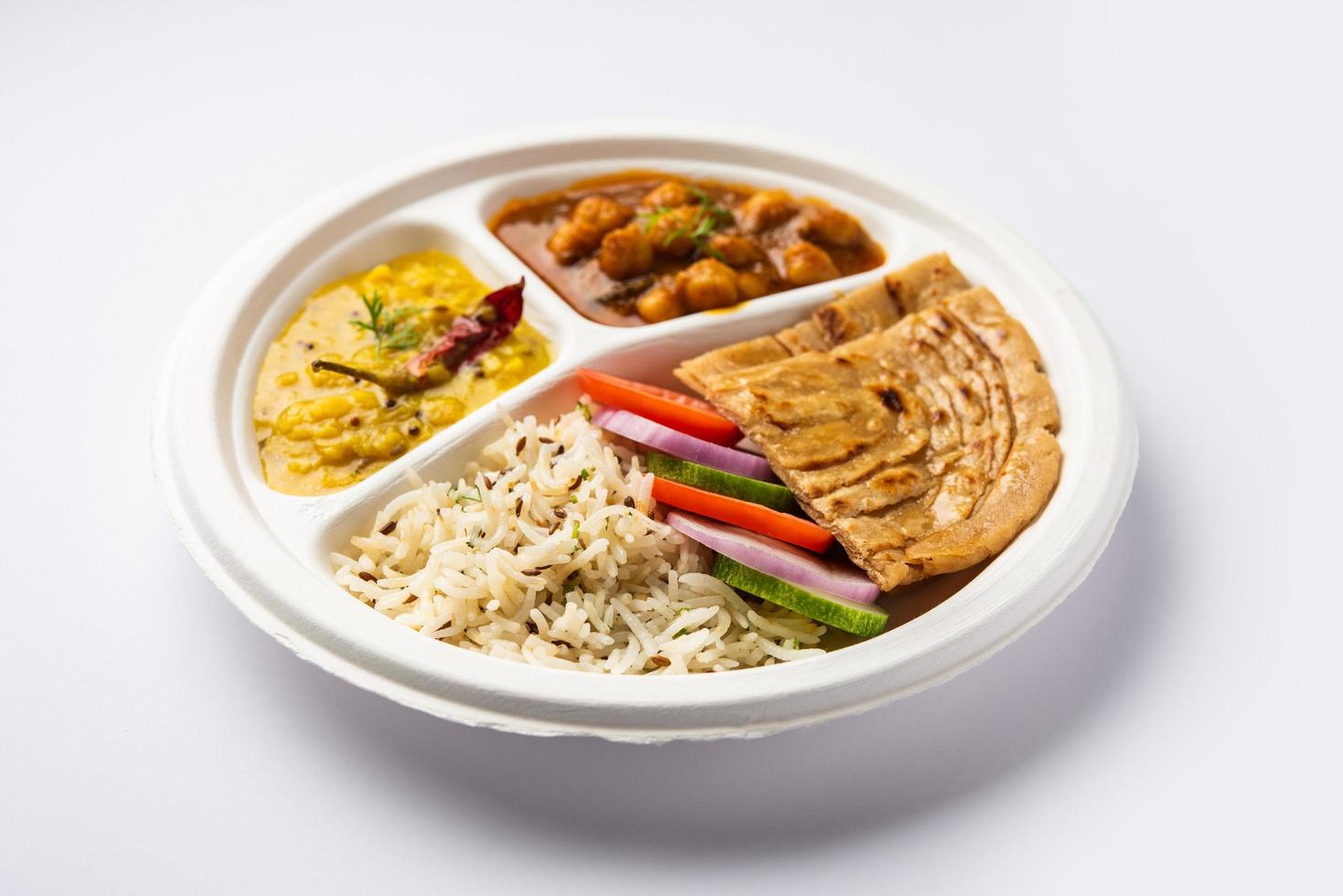 indisk mini måltid paket tallrik, combo thali med chole masala, roti, dal tarka, jeera ris, sallad foto