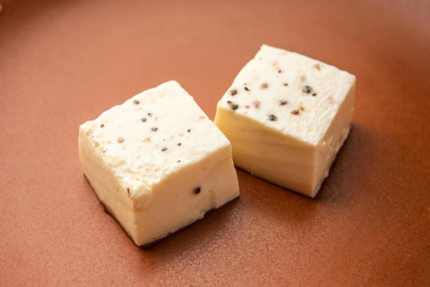 kharvas eller kind, chik, bari, pis eller junnu är en ljuv mejeri produkt tillverkad från bovin råmjölk foto