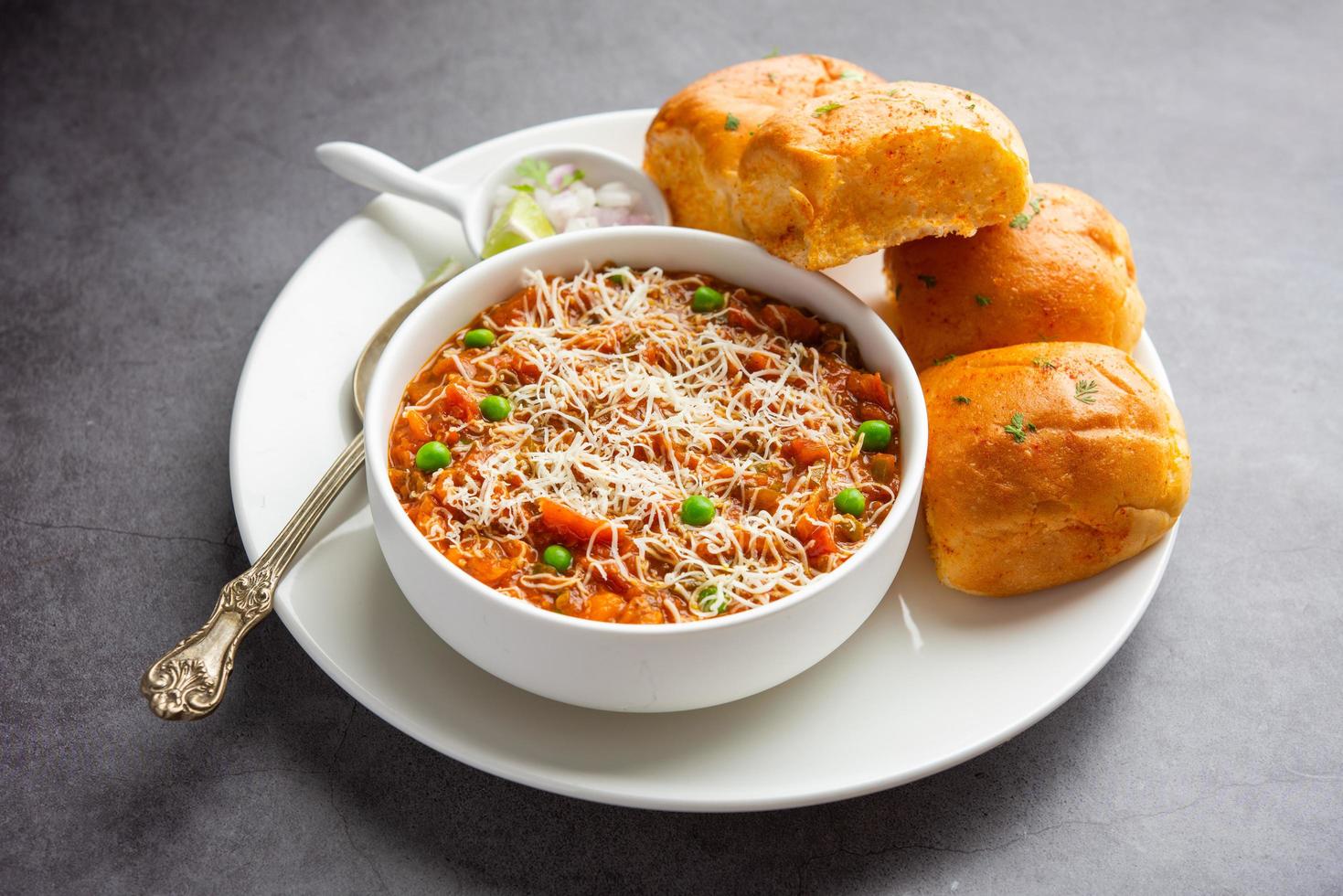 ost pav bhaji recept är en gata mat bhaji-pav recept med tillägg av ost foto