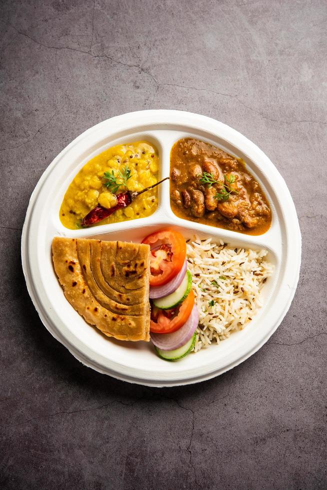 indisk mini måltid paket tallrik, combo thali med rajma masala, roti, dal tadka, jeera ris, sallad foto