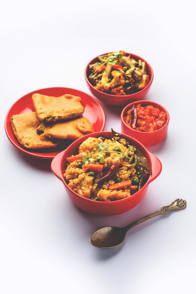 bengali bhog mat för indisk hindu durga puja eller pooja festival. khichadi, labra, tomat chutney foto