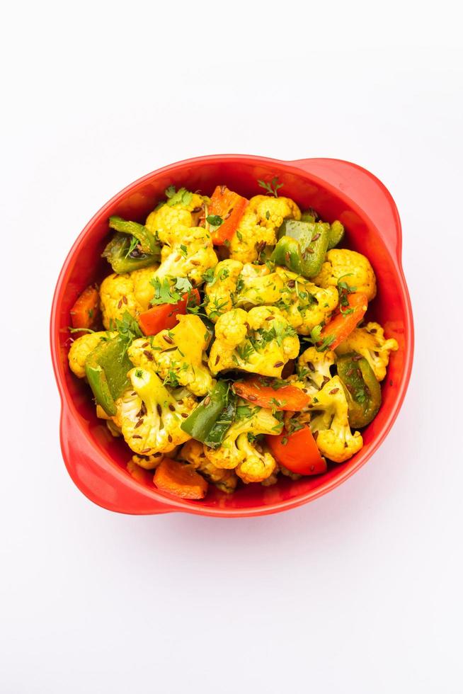 indisk fool gobi shimla mirch sabji recept eller spansk peppar blomkål sabzi, en friska och hemlagad torr vegetabiliska maträtt. foto