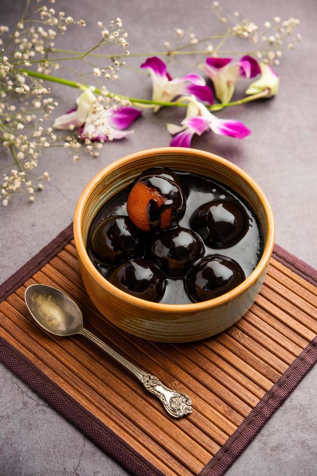 choklad doppade gulab jamun, indisk kreativ fusion efterrätt mat foto