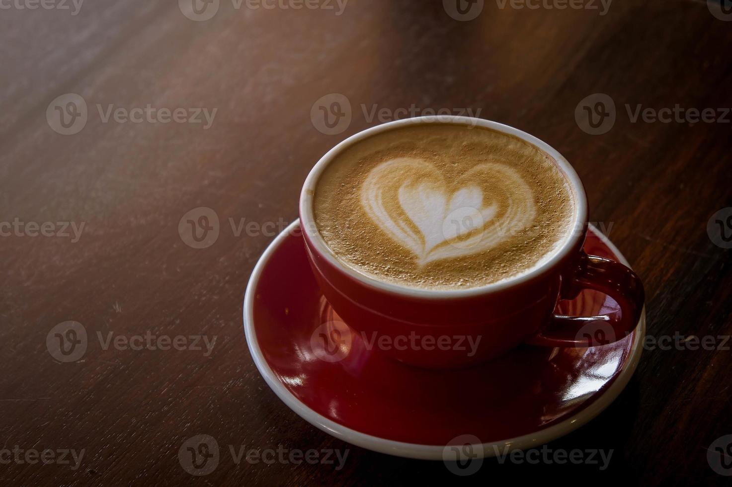 de röd kopp kaffe kärlek , kaffe mörk i trä mörk tabell foto