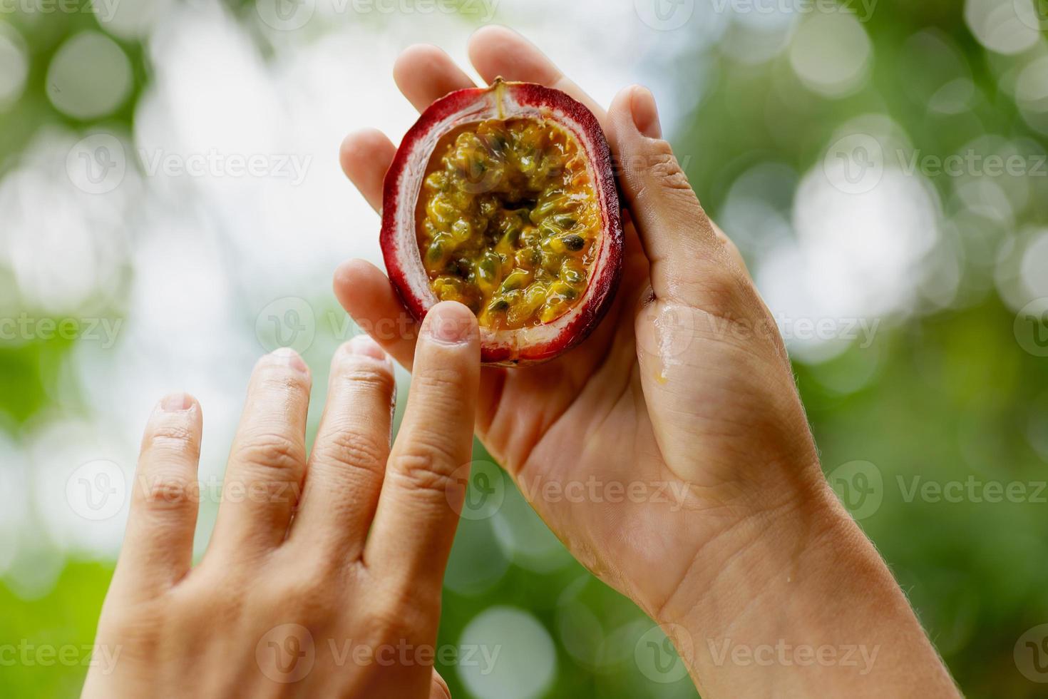 kvinna händer innehav färsk och mogen passionen frukt foto