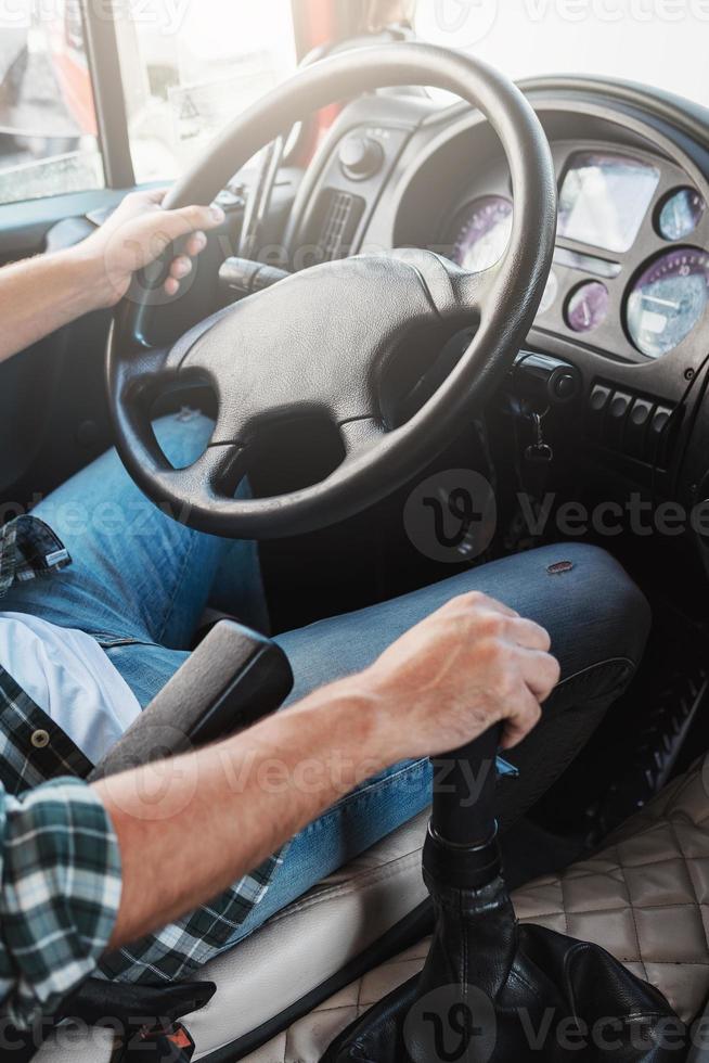 manlig lastbil förare körning hans stor fordon foto