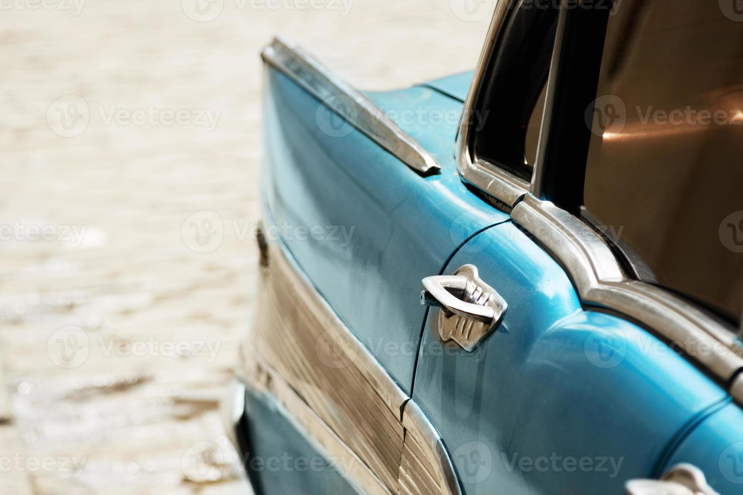 bak- sida av ett gammal blå bil foto