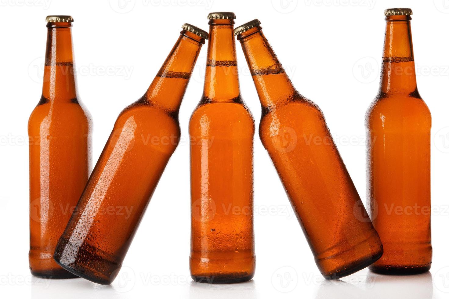 flaskor av kall öl foto