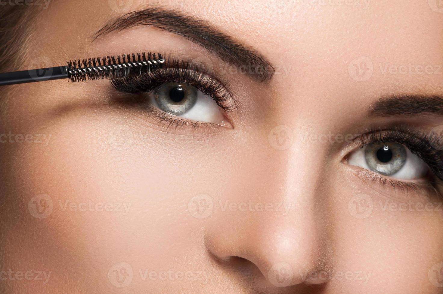 mascara wand för maximal volym av artificiell ögonfransar foto