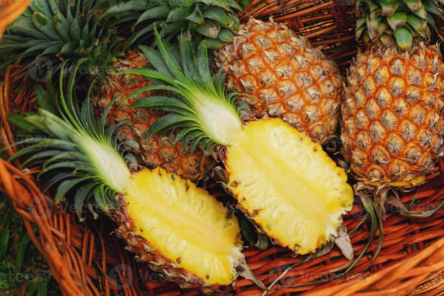 närbild av korg full av färsk mogen ananas foto