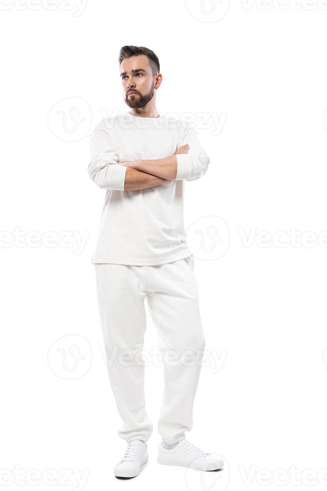 stilig man bär vit långärmad t-shirt och byxor på vit bakgrund foto