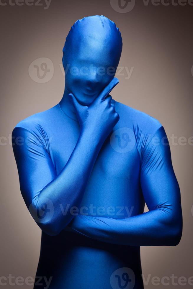 man bär full blå nylon- bodysuite foto