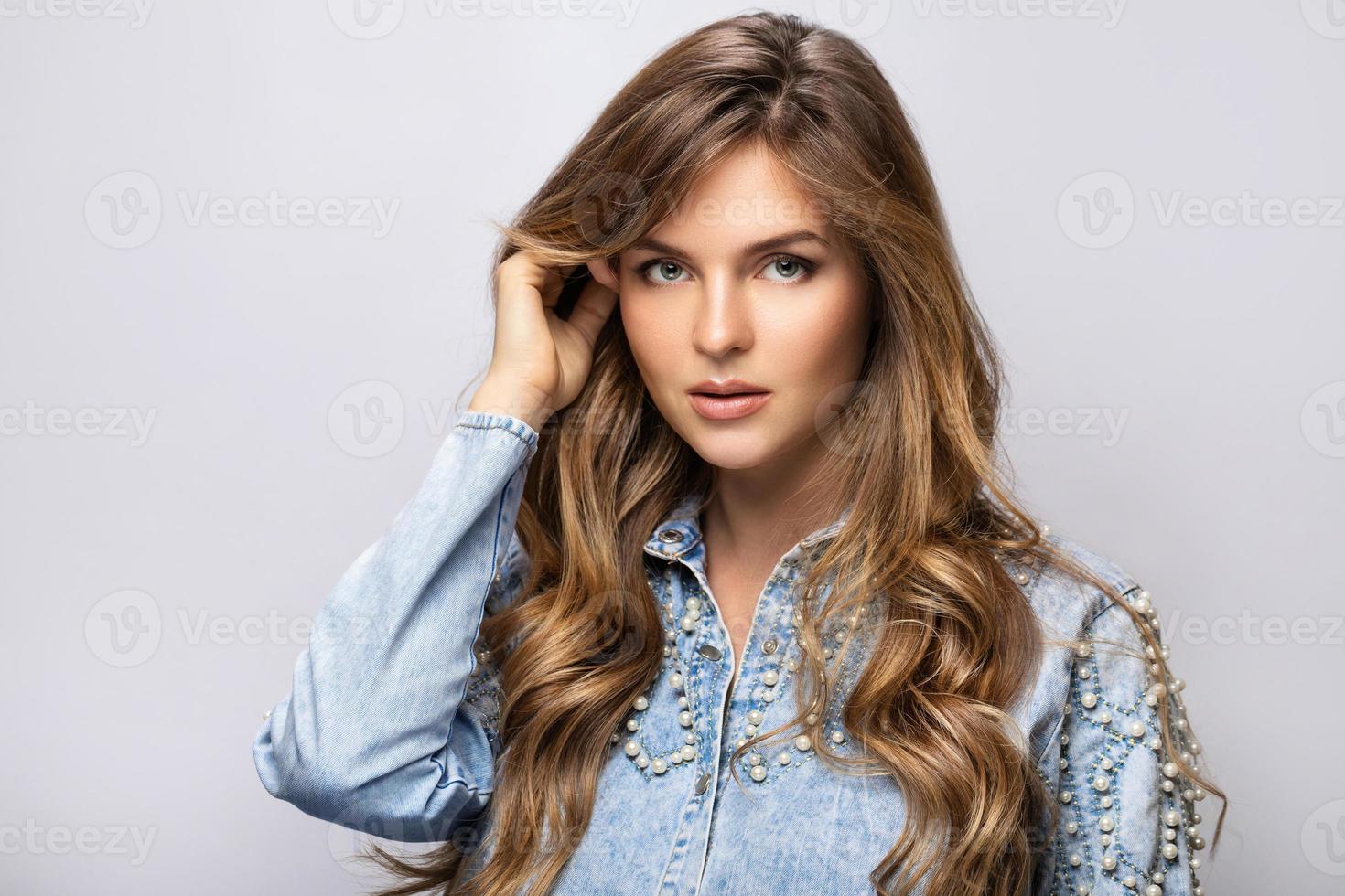 porträtt av ung Söt kvinna med en lockigt frisyr foto