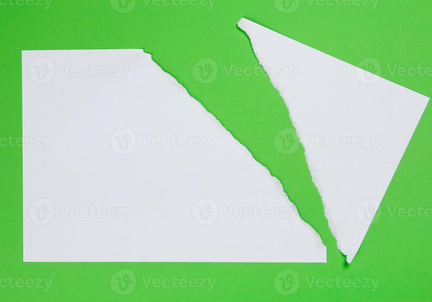 trasig papper på grön bakgrund foto