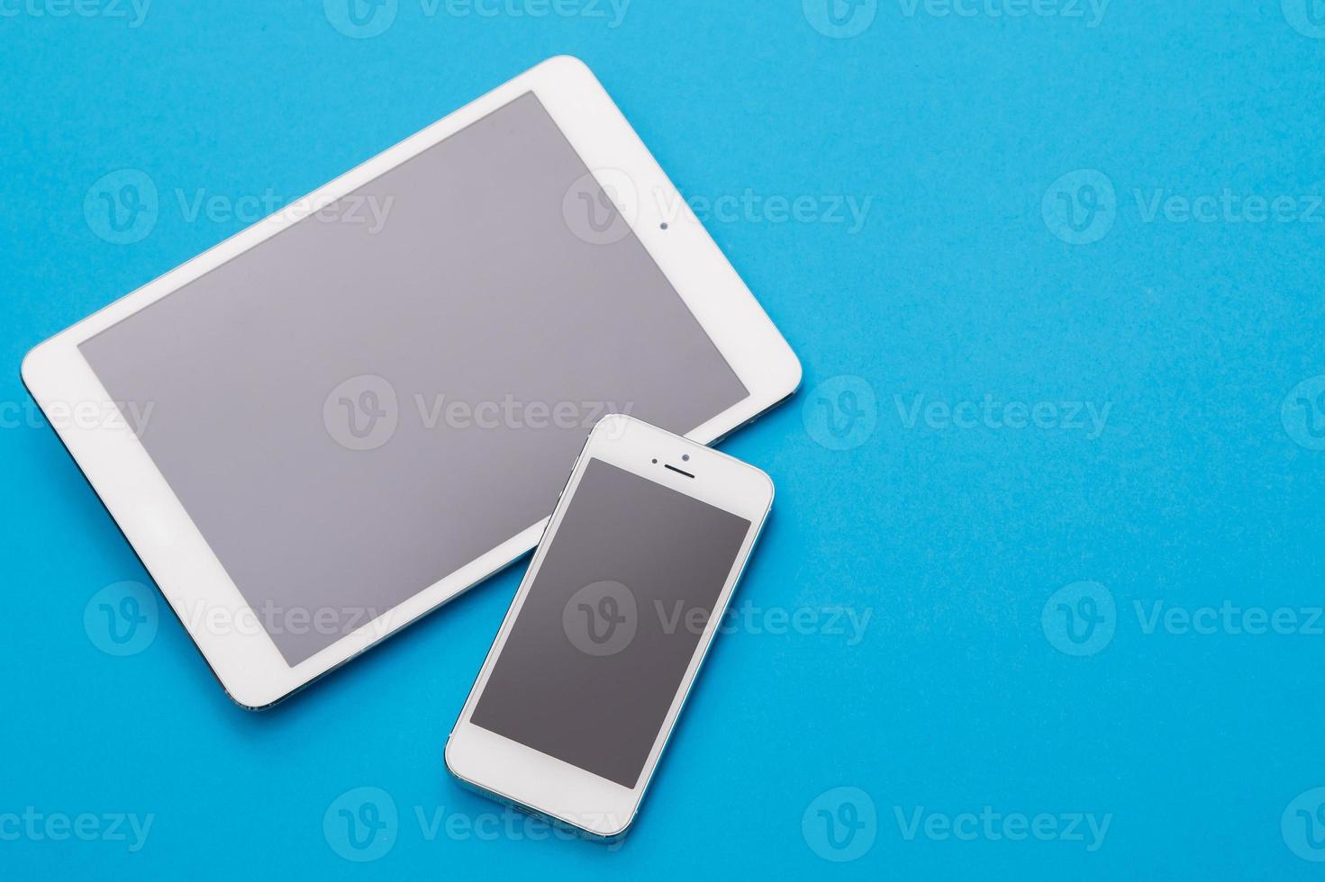 vit smart telefon och läsplatta foto