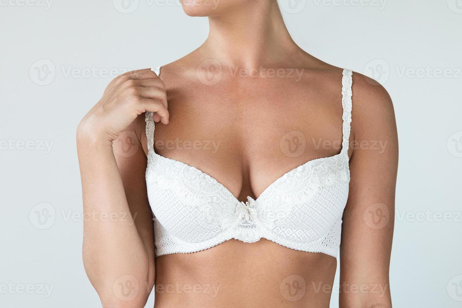 kvinna med naturlig bröst bär vit behå foto