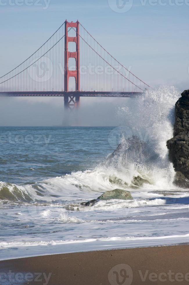 de gyllene Port bro i de morgon- dimma, san francisco foto