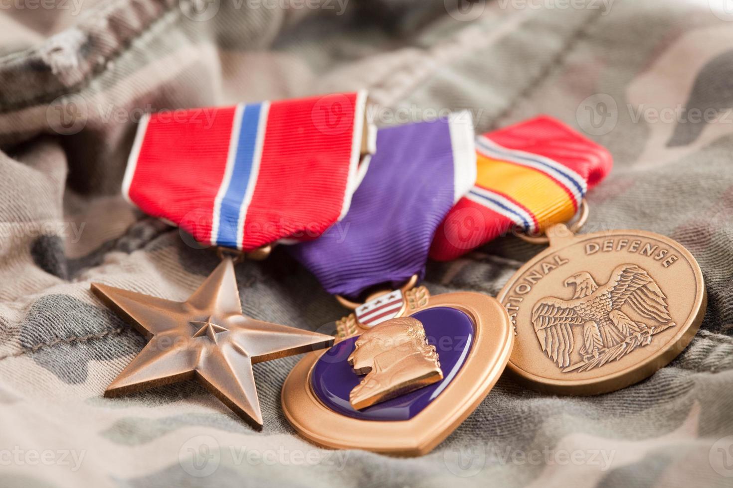 brons, lila hjärta och nationell försvar medaljer foto