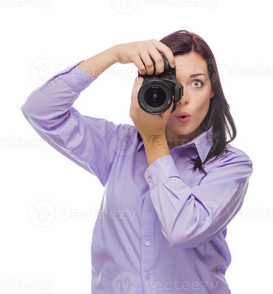attraktiv blandad lopp ung kvinna med dslr kamera på vit foto