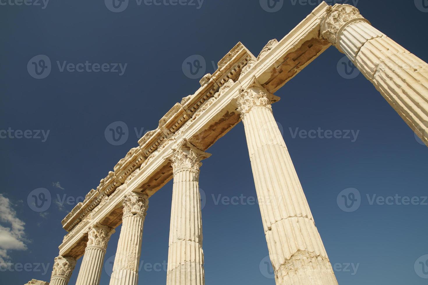 kolonner i laodicea på de lycus gammal stad i denizli, turkiye foto