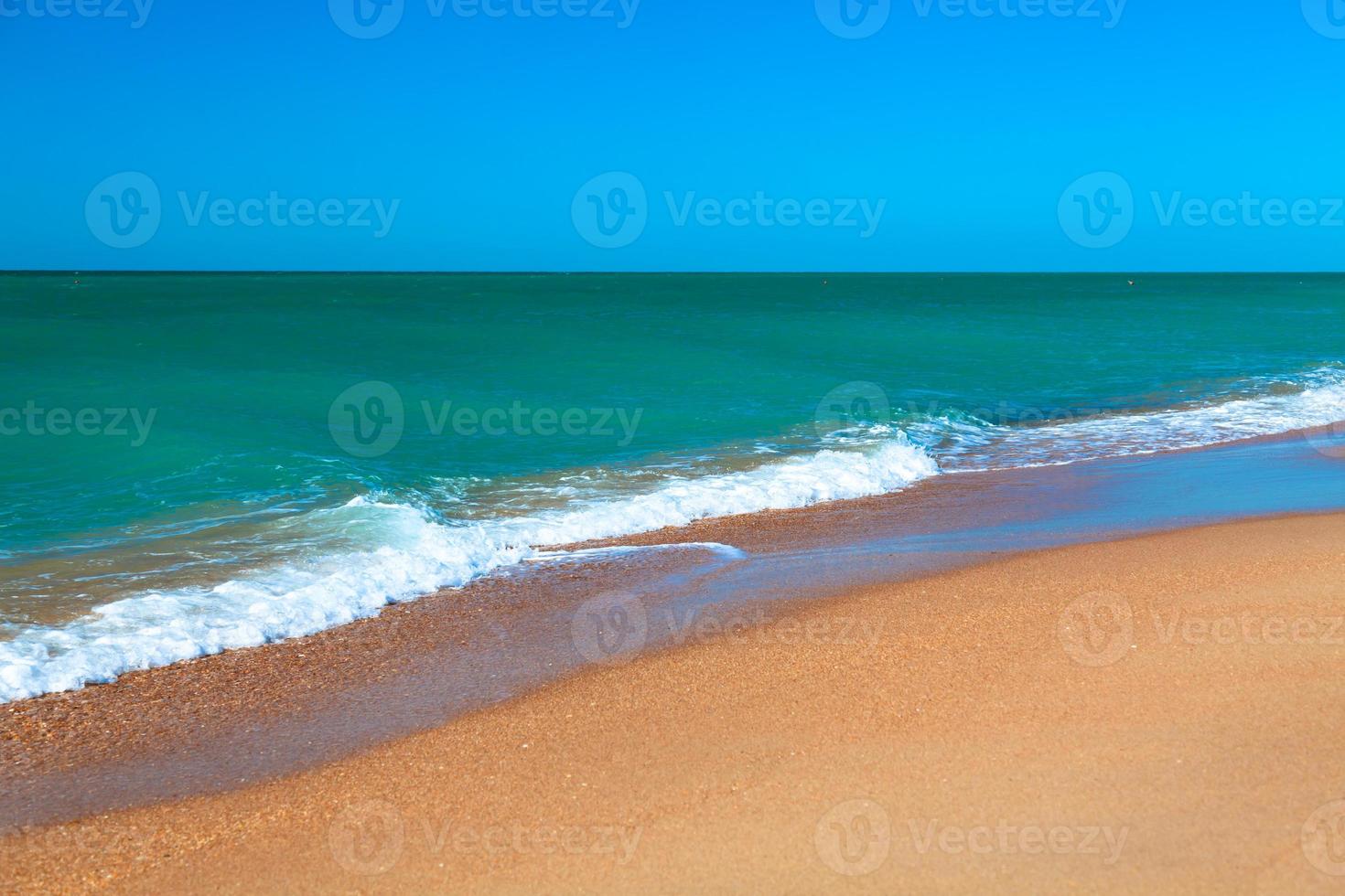 sandig strand av havet tillflykt med klar vatten foto