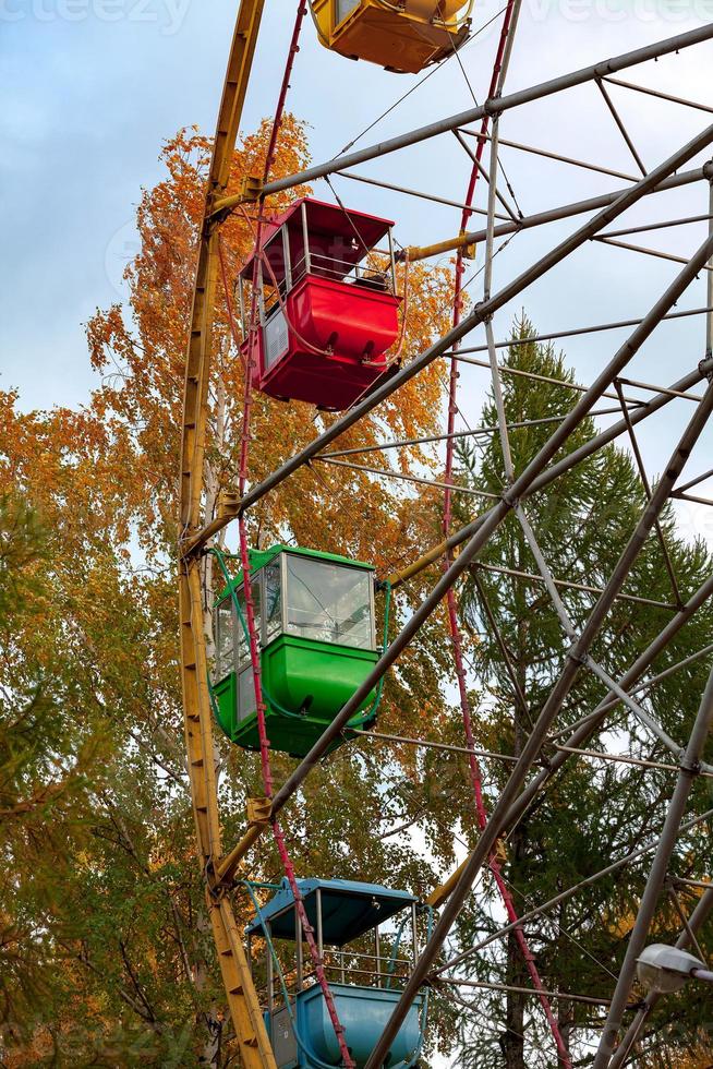 gammal ferris hjul i en parkera foto