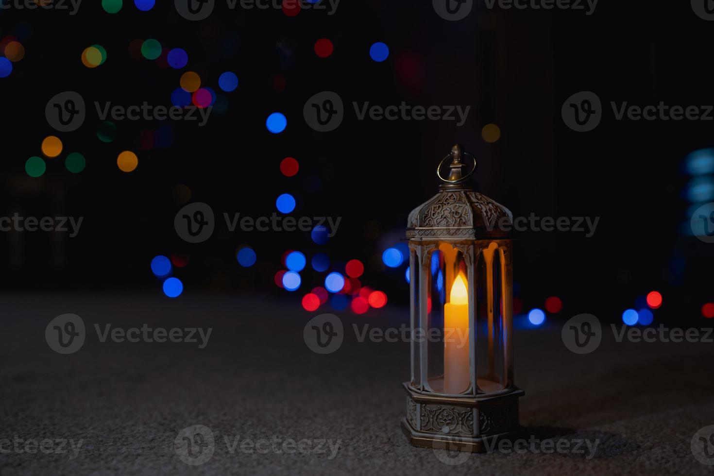 islamic lykta belysning upp med suddigt bokeh ljus bakgrund.eid dekorativ traditionell arabicum lampor upplyst redo för de helig säsong av ramadan kareem.islamisk muslim högtider fira begrepp foto