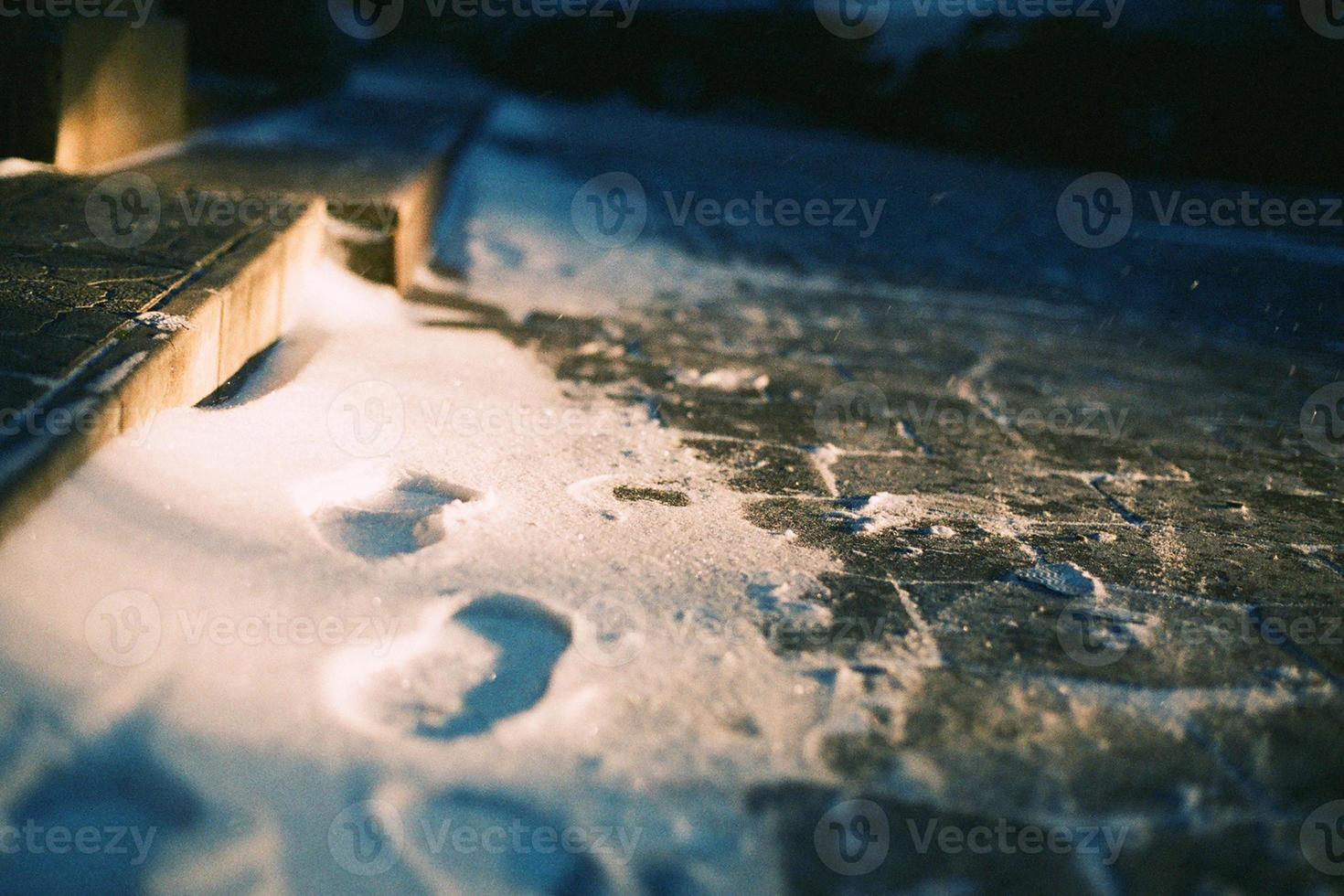 fotspår i de snö från mänsklig skor i en snöig vinter. foto