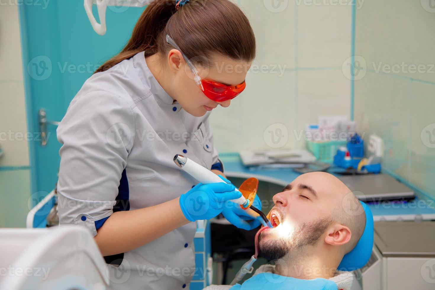 kille behandlar hans tänder i en dental kontor på de läkare foto