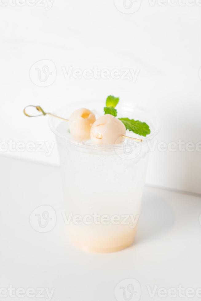 litchi med soda i glas foto