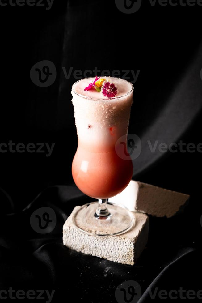 cocktail - infuserad vodka med jordgubb , infuserad ljuv vermont med choklad, vit ägg, sirap, kalk juice, garnering med magi pop- foto