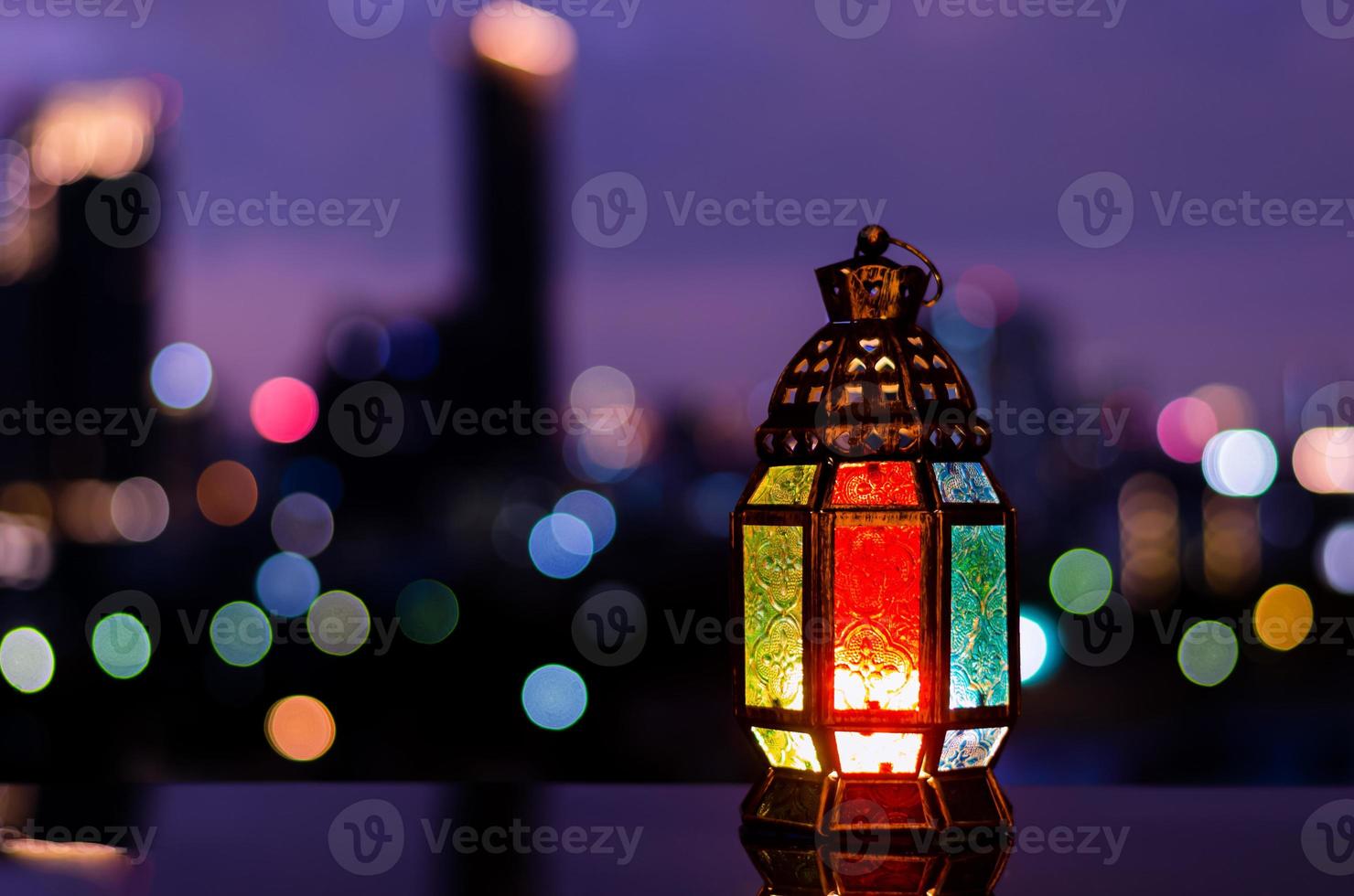 lykta med natt himmel och stad bokeh ljus bakgrund för de muslim fest av de helig månad av ramadan kareem. foto