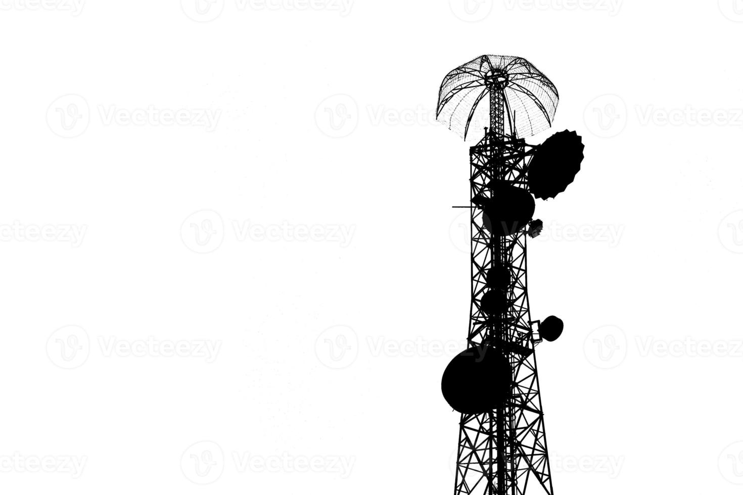 telekommunikation torn med antenn. i de kväll. kommunikation begrepp. foto