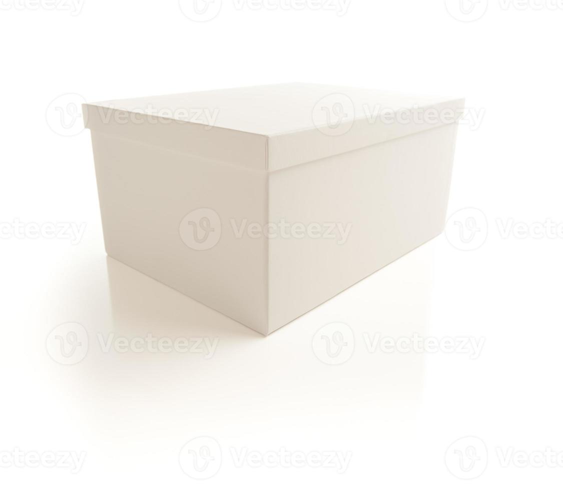 vit låda med lock isolerat på bakgrund foto