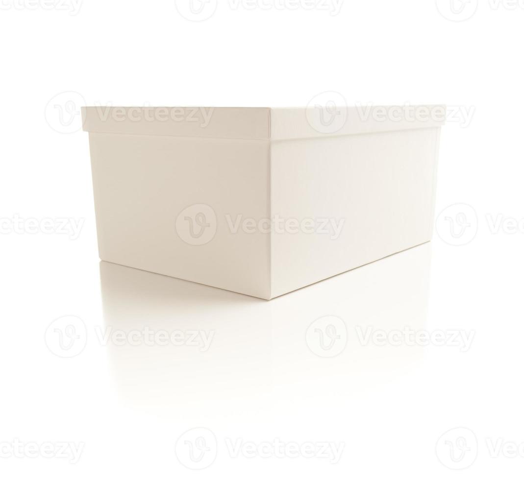 vit låda med lock isolerat på bakgrund foto