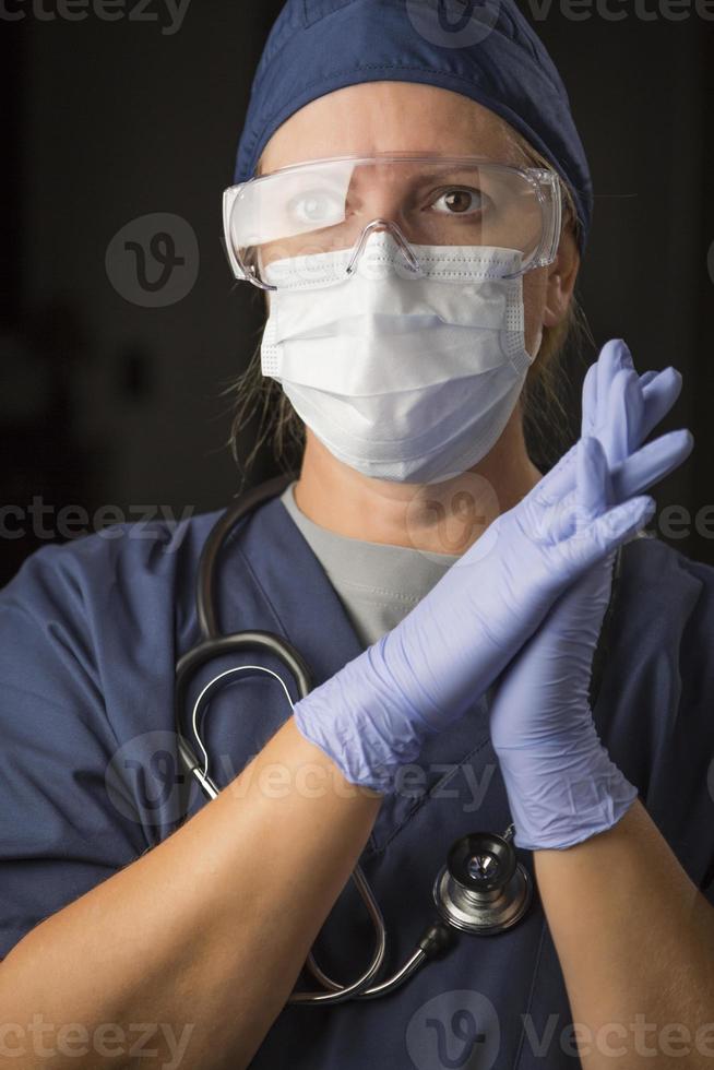 bekymrad kvinna läkare eller sjuksköterska bär skyddande ansiktsbehandling ha på sig foto