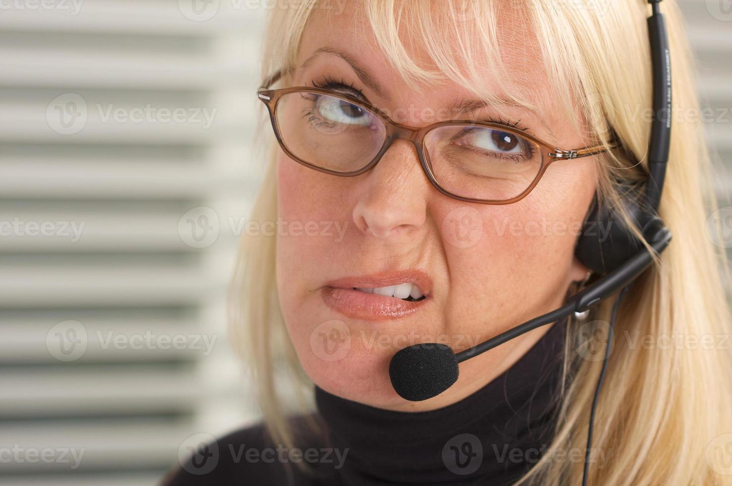 attraktiv affärskvinna med telefon headsetet foto