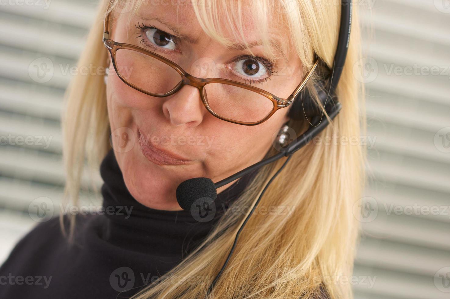 attraktiv affärskvinna med telefon headsetet foto