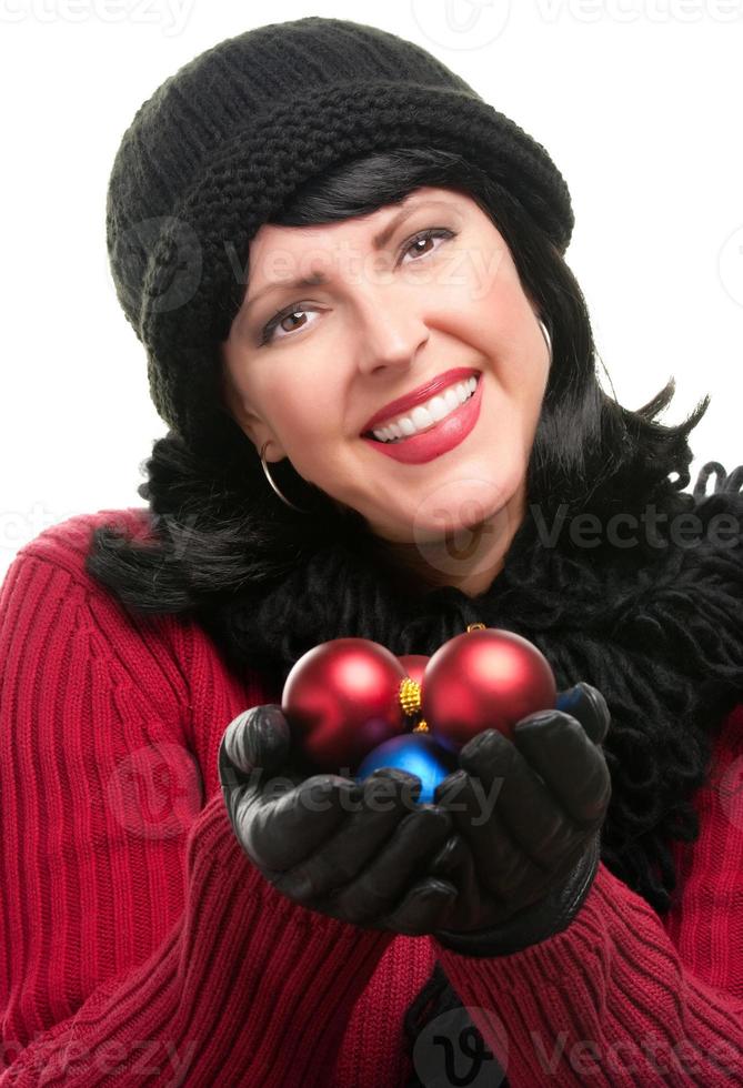 attraktiv kvinna innehav jul ornament foto
