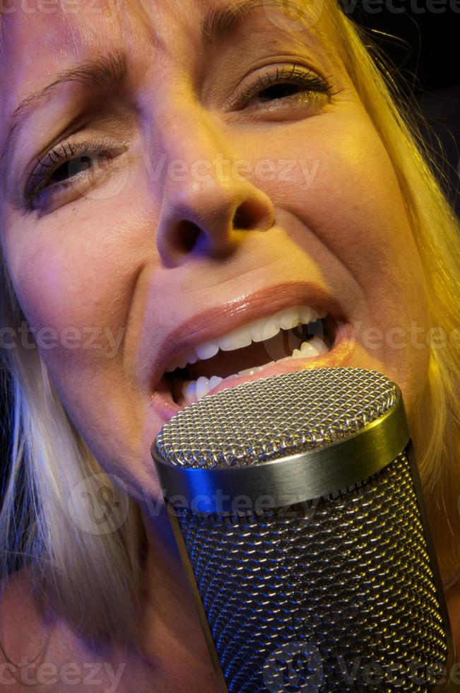 kvinna sjunger med passionen foto