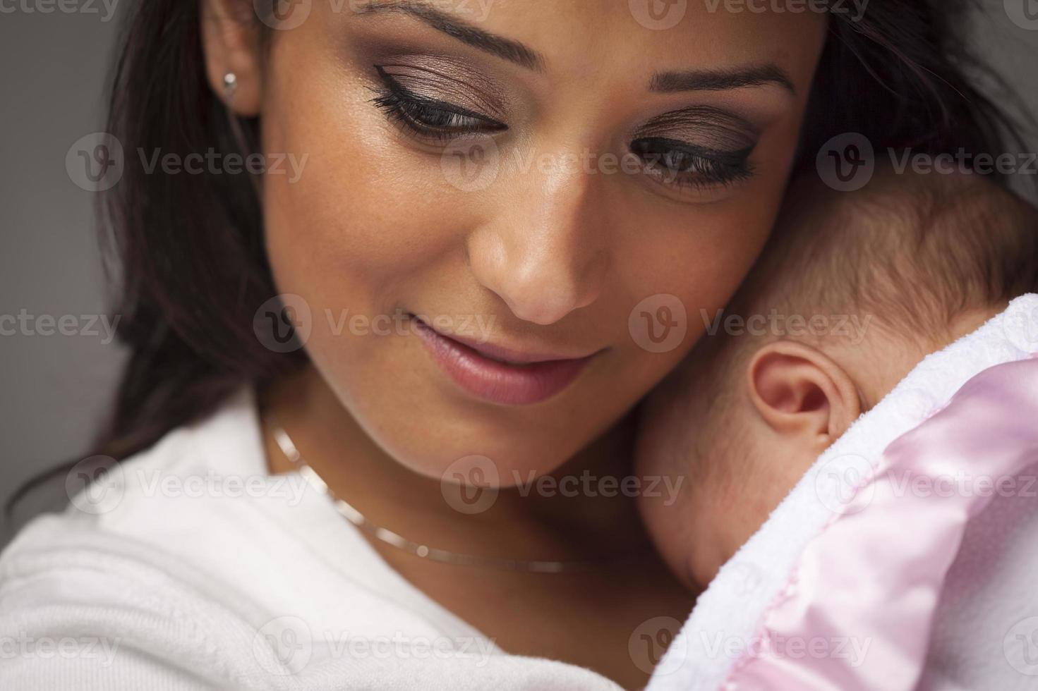 attraktiv etnisk kvinna med henne nyfödd bebis foto