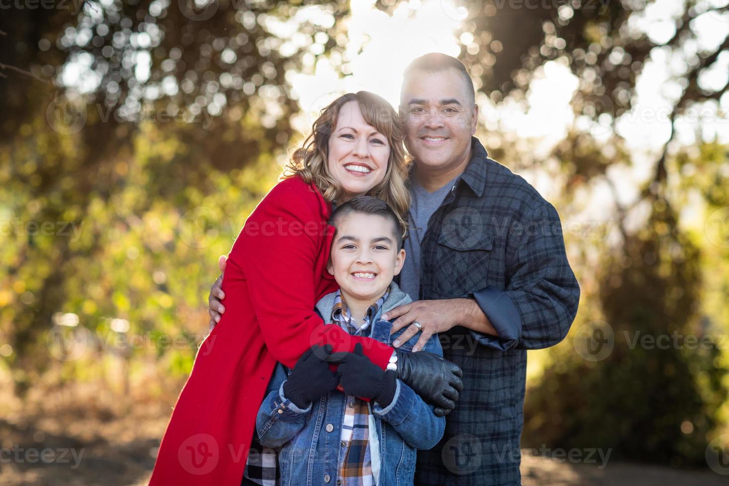 blandad lopp familj porträtt utomhus foto