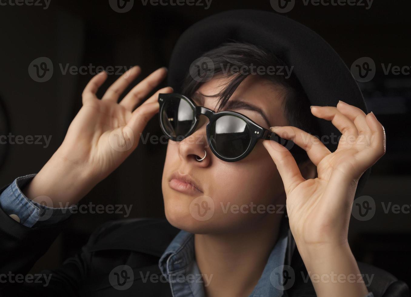 etnisk blandad flicka bär solglasögon foto