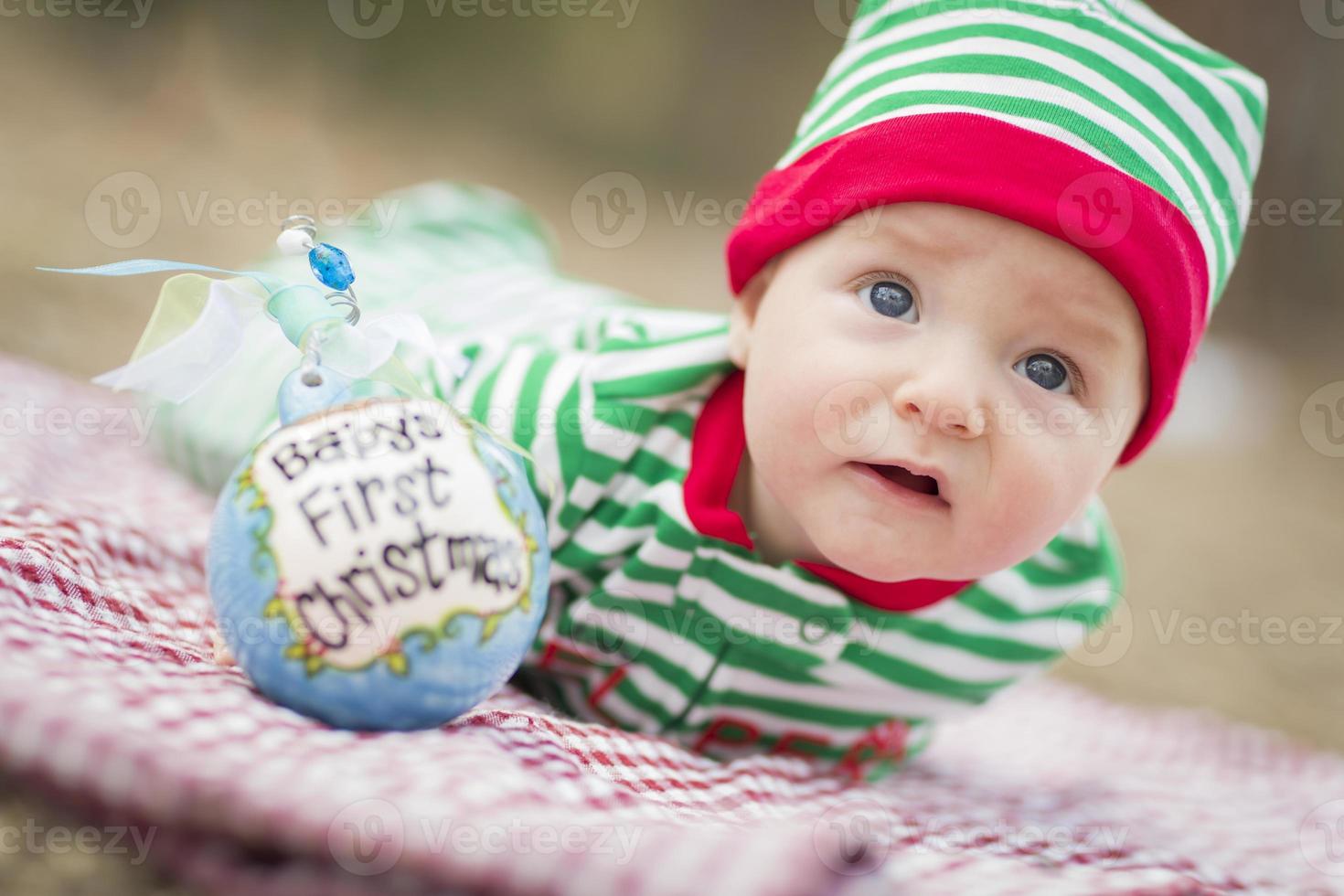spädbarn bebis på filt med babys först jul prydnad foto